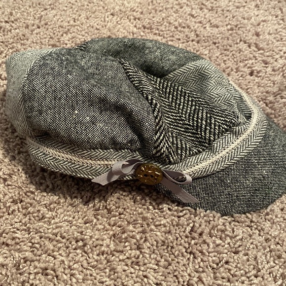 Black and white hat 1 size never worn - Picture 1 of 5